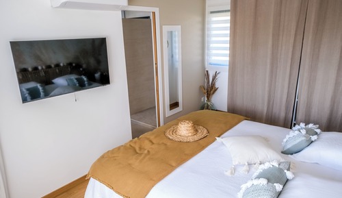 Appartement Duplex Exclusif, 1 très grand lit, bain à remous, vue piscine