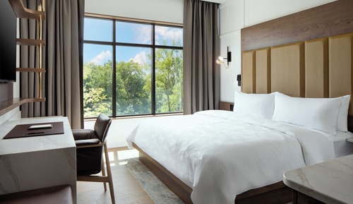 Chambre Simple Standard, 1 très grand lit, douche accessible en fauteuil roulant, non-fumeurs
