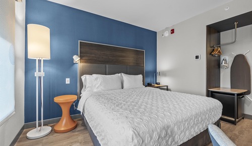Chambre, 1 très grand lit, accessible aux personnes à mobilité réduite (Hearing)