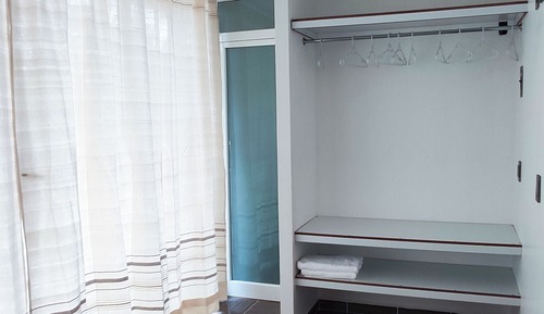 Chambre, balcon, vue jardin