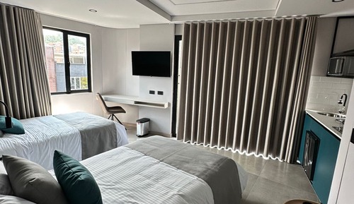 Chambre Familiale avec lits jumeaux, balcon, vue ville