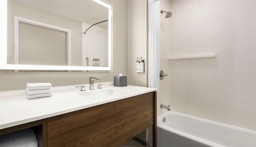Suite Studio, 1 très grand lit, baignoire accessible aux personnes à mobilité réduite (Mobility)