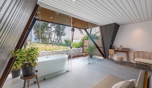 Chambre Deluxe, vue partielle sur la mer