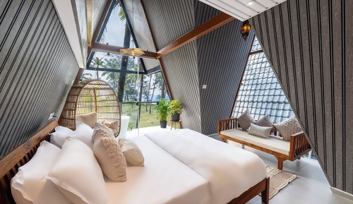Chambre Romantique, vue partielle sur la mer