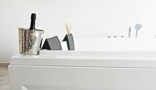 Chambre Luxe, bain à remous, vue partielle sur la mer