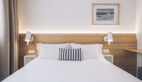 Chambre Simple, balcon, vue piscine