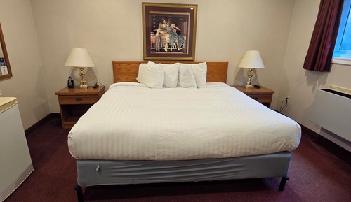 Chambre, 1 très grand lit, non-fumeurs, accès piscine