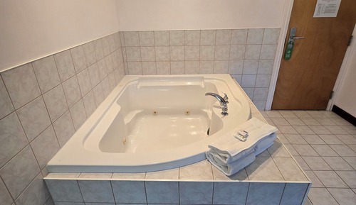 Chambre, 1 très grand lit, non-fumeurs