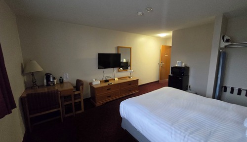Chambre, 1 grand lit, non-fumeurs, accès piscine