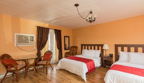 Chambre, 2 lits doubles et 1 sofa lit, balcon