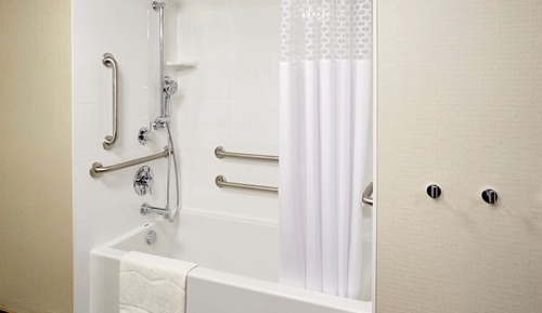 Chambre, 2 grands lits, accessible aux personnes à mobilité réduite, baignoire