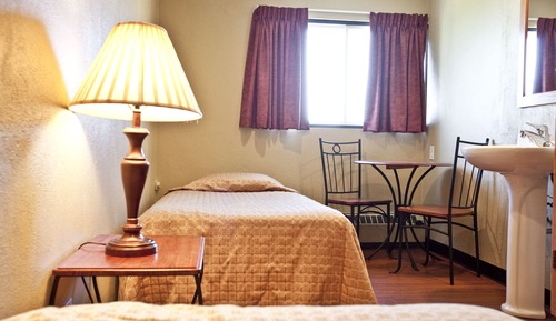 Chambre avec lits jumeaux, 2 lits une place, salle de bains commune