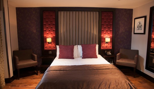 Chambre Familiale, 1 lit double et 1 canapé-lit, baignoire