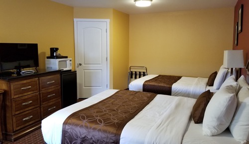 Chambre Standard, 2 grands lits, réfrigérateur et four à micro-ondes