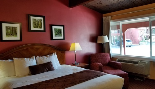 Chambre Standard, 1 très grand lit, réfrigérateur et four à micro-ondes