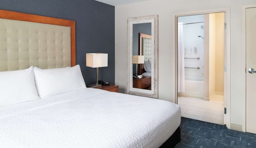 Suite, 1 très grand lit, accessible aux personnes à mobilité réduite, baignoire