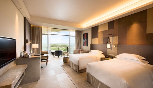 Chambre Exécutive, accès salon affaires, vue lac