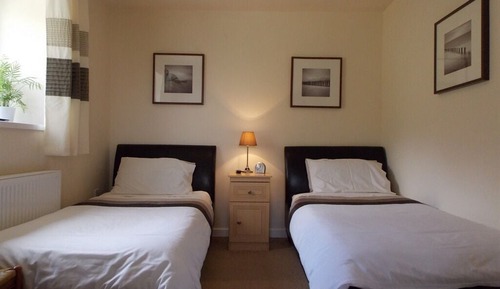 Chambre avec lits jumeaux, salle de bains attenante