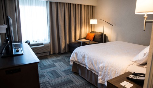 Chambre, 1 très grand lit, réfrigérateur