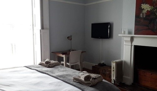 Maison (The Corner House - Self Catering)
