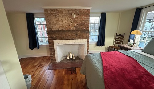 Chambre, 1 grand lit, salle de bains privée, vue colline
