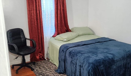 Chambre Familiale, 1 grand lit, non-fumeurs, salle de bains commune