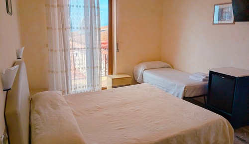 Chambre Double ou avec lits jumeaux, balcon, vue partielle sur la mer