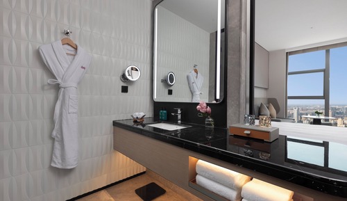 Chambre Premium, 1 très grand lit, baignoire accessible aux personnes à mobilité réduite