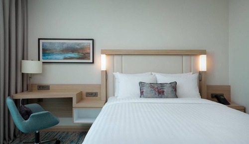 Chambre, 1 très grand lit, non-fumeurs, vue piscine (Corner)
