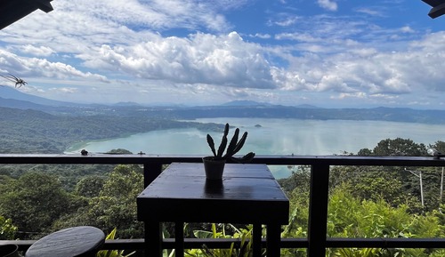 Chambre, patio, vue lac