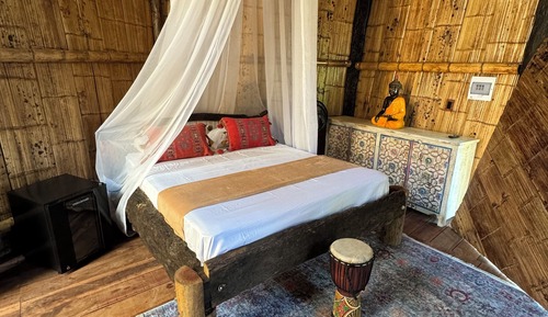 Cabane Deluxe, balcon, vue colline