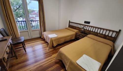 Chambre avec lits jumeaux, balcon, vue fleuve