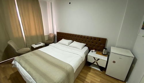Chambre, balcon, vue ville