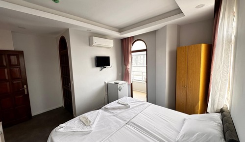 Chambre Classique, balcon, vue partielle sur la mer
