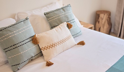 Chambre Double, vue partielle sur la mer