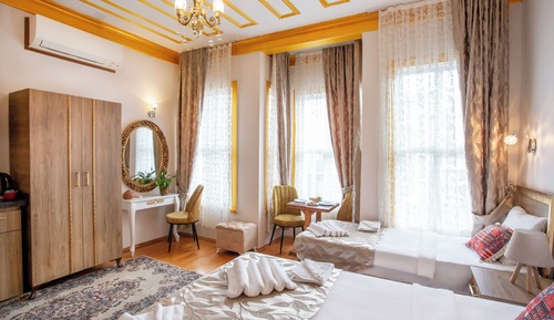 Chambre Triple Standard, coin cuisine, vue ville