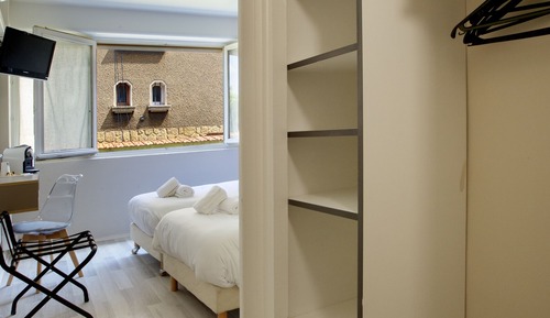 Chambre avec lits jumeaux, salle de bains attenante, vue jardin