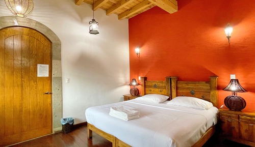 Chambre Double Confort, 1 très grand lit, accessible aux personnes à mobilité réduite, vue jardin