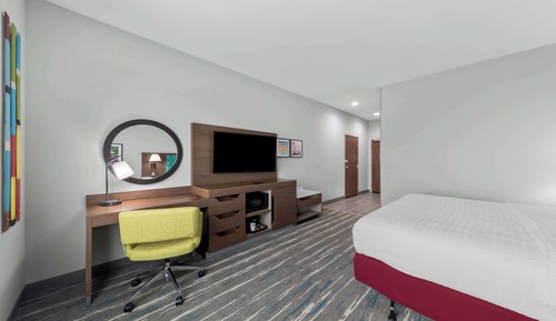 Chambre, 1 très grand lit, accessible aux personnes à mobilité réduite (Roll-In Shower)