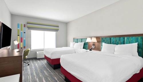 Chambre, 2 grands lits, réfrigérateur