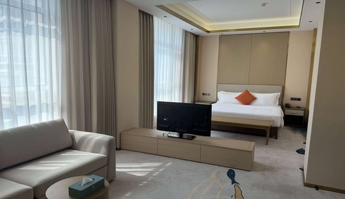 Chambre, 1 très grand lit, vue piscine