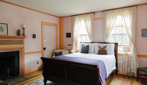 Chambre, 1 grand lit, salle de bains privée, vue jardin