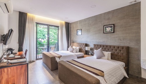 Chambre Standard avec lits jumeaux, balcon, vue piscine