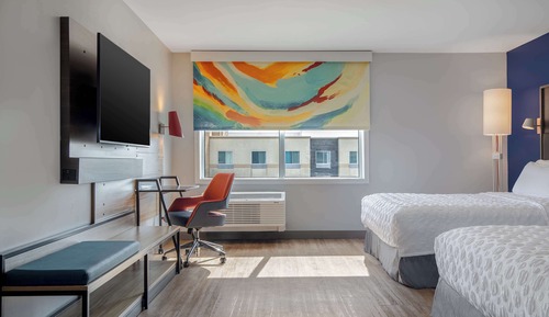 Chambre, 2 grands lits, accessible aux personnes à mobilité réduite, baignoire