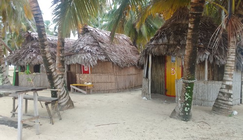 Cabane, plusieurs lits, balcon, vue mer