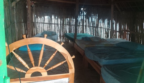 Cabane, plusieurs lits, balcon, vue mer