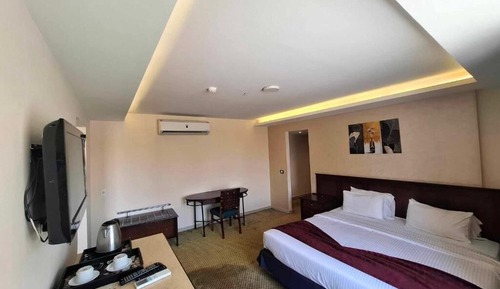 Chambre Double, 1 très grand lit, non-fumeurs, salle de bains privée