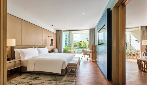 Suite, 1 très grand lit, accès piscine