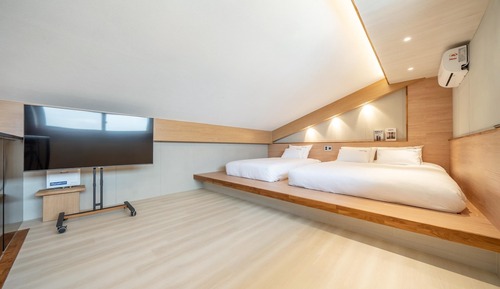 Chambre, 1 chambre (Room 303)