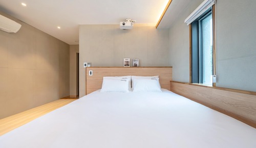 Chambre, 1 chambre (Room 201)